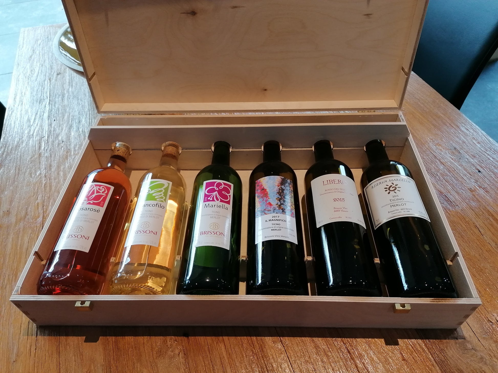 HOLZKISTE, 6 TESSINER WEINE VON MARCELLO BRISSONI  (à 75cl) - Hotelwein